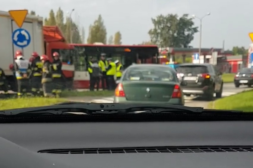 Wypadek w Dąbrowie Górniczej: Ciężarówka uderzyła w autobus linii 807, są ranni