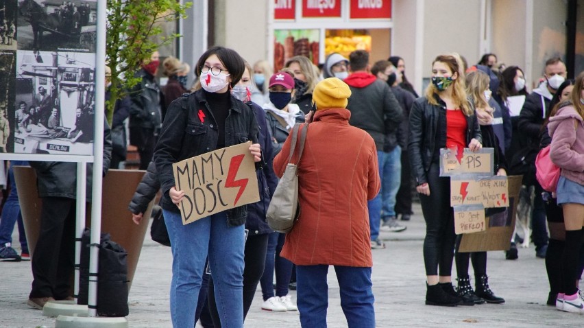 Hasła z protestu w Darłowie i Sławnie. "Walczę dla córki"