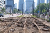 Trwają prace przy budowie tramwaju na Kasprzaka. Po trzech miesiącach widać efekty i odkryto stare tory. Kiedy koniec prac?