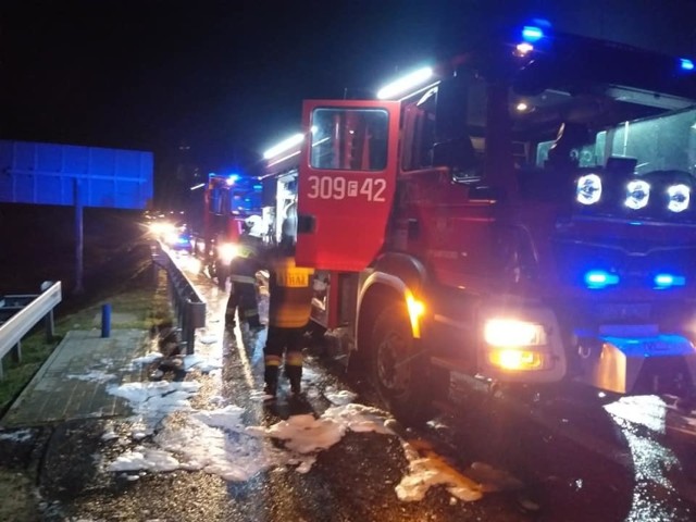 Do pożaru naczepy na trasie S3 w okolicy Gorzowa doszło około godz. 3.00 w nocy w poniedziałek 12 sierpnia. 

Na miejsce zdarzenia wysłano cztery zastępy strażków: z państwowej straży pożarnej oraz ochotników (OSP Santocko i OSP Lubno).
Podczas tej akcji szczególnie liczył się czas. Niestety, ale podczas pożaru przyczepy przewożącej indyki, część ptaków spaliła się. 

- Po przybyciu na miejsce zdarzenia zabezpieczono teren działań i podano prąd gaśniczy w natarciu na palącą się przyczepę. Pożar szybko ugaszo lecz części ptaków nie udało się uratować - informują strażacy ochotnicy z OSP Santocko.

WIDEO:Pożar składowiska opon przy strzelnicy w Wojcieszycach
