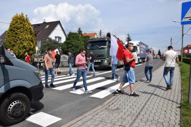 Około 40 osób zablokowało w południe drogę krajową do przejścia granicznego Głuchołazy – Mikulovice. To pracownicy transgraniczni, którzy domagają się do rządu umożliwienia im przekraczania granicy w celach zarobkowych.