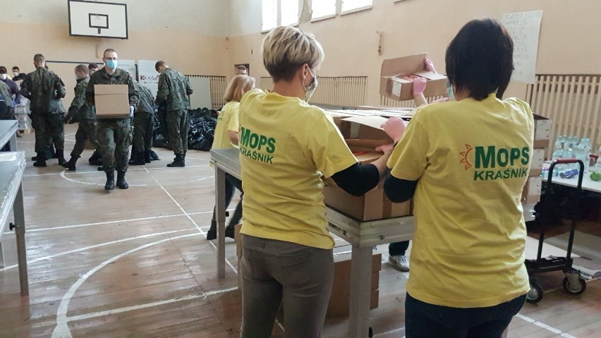 Pomoc żywnościowa dla kraśniczan. Wolontariusze przygotowali paczki dla mieszkańców. Zobacz zdjęcia
