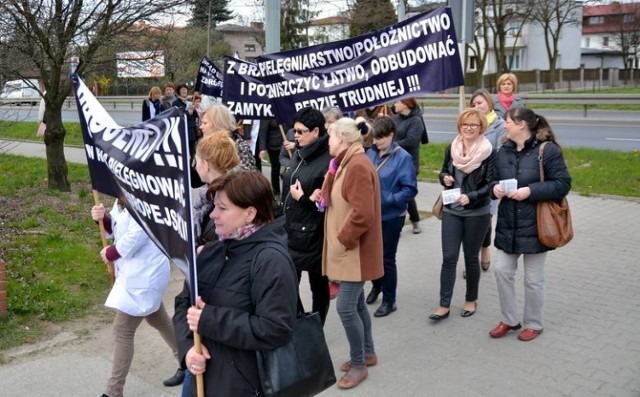 Związki pielęgniarek i położnych z województwa lubelskiego przeprowadziły akcję protestacyjną już 22 kwietnia.