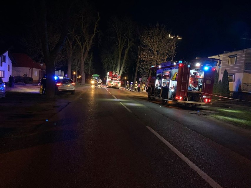 OSP w Szamocinie gasiła nietypowy pożar. Na ulicy Marcinkowskiego paliło się drzewo (ZDJĘCIA)