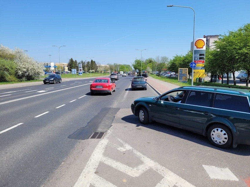 Nie wszyscy kierowcy potrafią wyjechać z CH Jantar na ulicę Szczecińską [ZDJĘCIA]