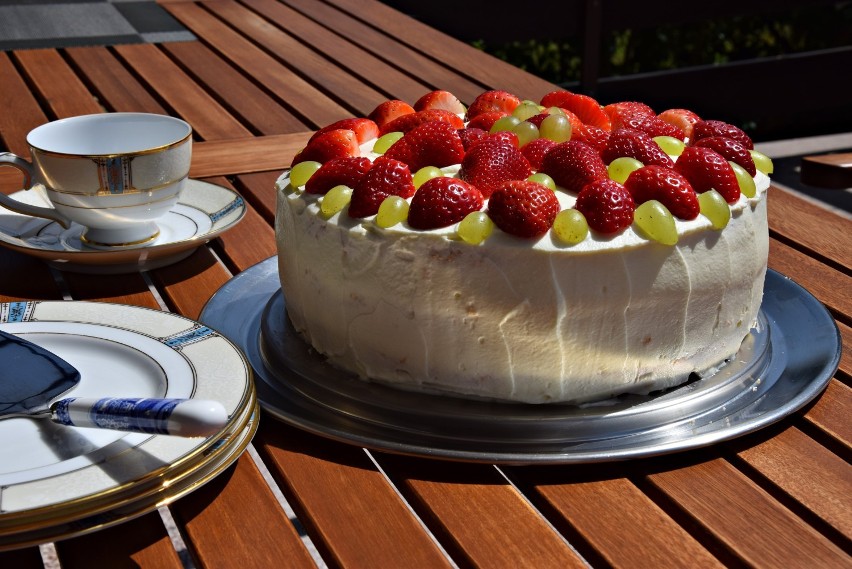 Tort z truskawkami (PRZEPIS). Lekki tort na każdą okazję