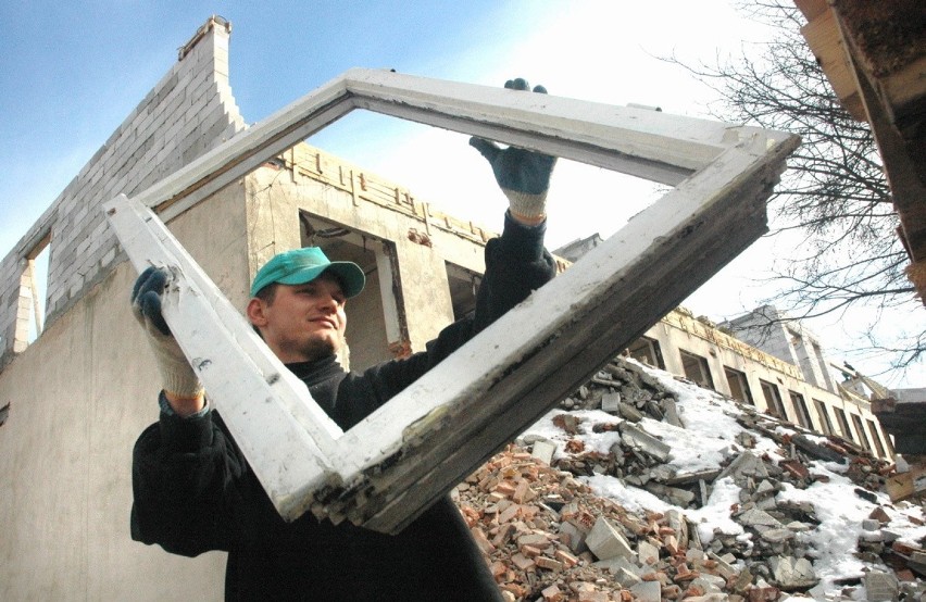 W marcu 2006 roku w Szczawnie (gmina Dąbie) trwał remont...