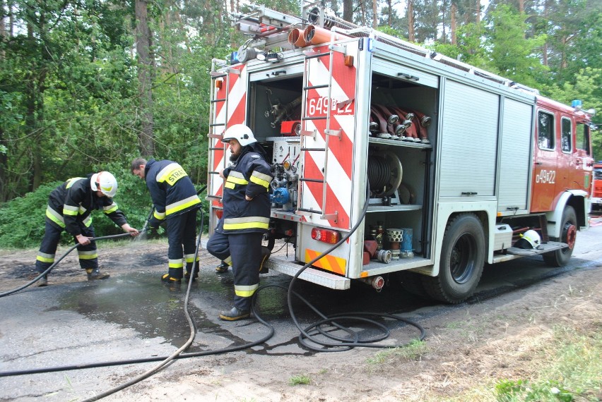 Iskra z ciągnika wywołała pożar na trasie Mariankowo-Belęcin [ZDJĘCIA]