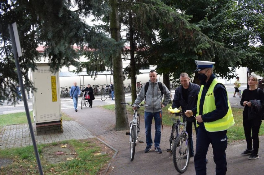 Wolsztyn: Policjanci i przedstawiciele firmy wręczyli...