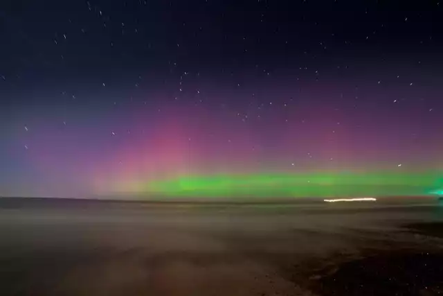 Przepiękna zorza polarna zaobserwowana na Pomorzu. Mamy zdjęcia z Ustki i Łeby