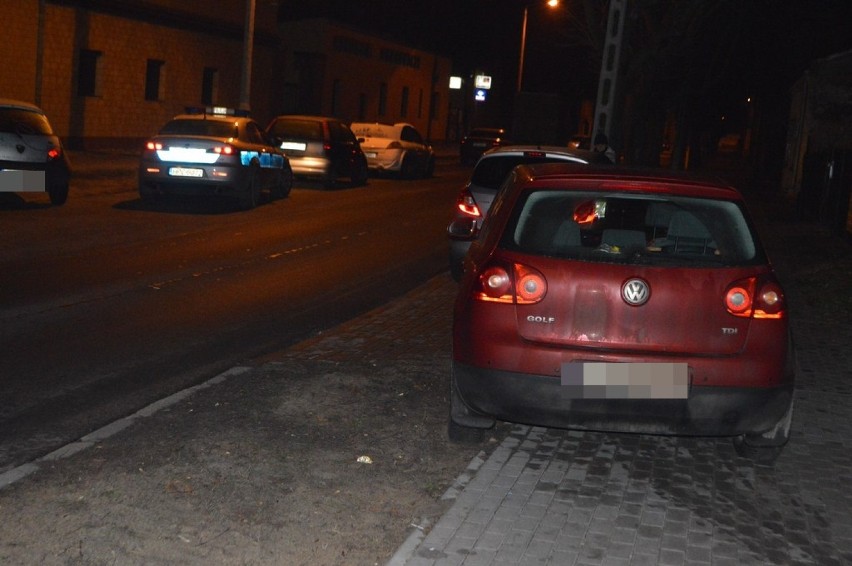Zderzenie aut na skrzyżowaniu Wiejska - Długa.  Samochód wjechał w ogrodzenie [wideo]