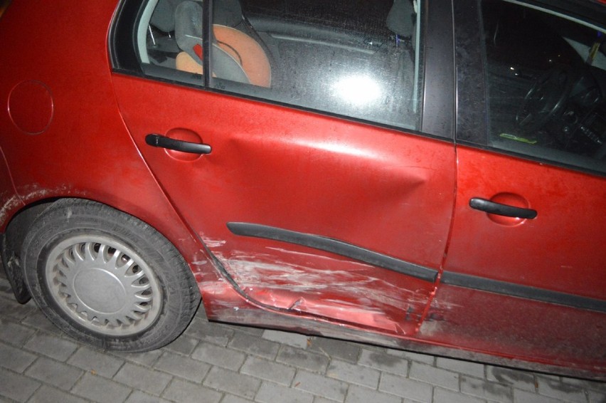 Zderzenie aut na skrzyżowaniu Wiejska - Długa.  Samochód wjechał w ogrodzenie [wideo]
