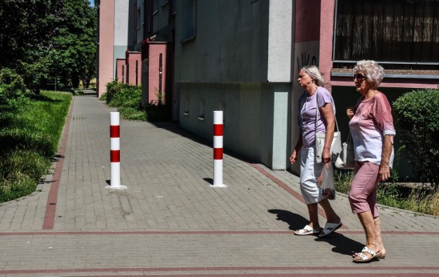 Jeden z mieszkańców Bydgoszczy zauważa, że słupki grodzące dojazd do budynku nr 8 przy ul. Kombatantów mogą stanowić niemałe wyzwanie dla służb ratowniczych.