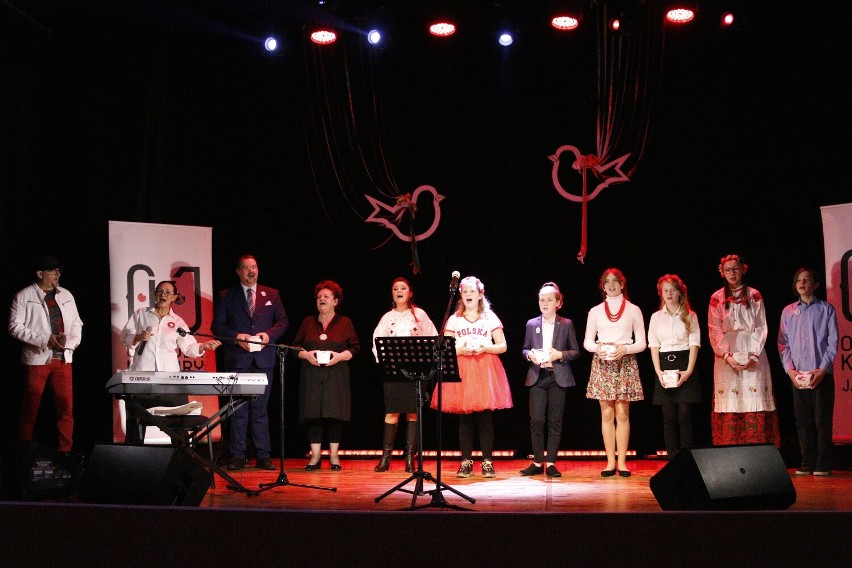 Koncert na ludowo pn. Tradycja niepodległości odbył się w Ośrodku Kultury w Jastrowiu.  Publiczność śpiewała z wykonawcami piosenek 