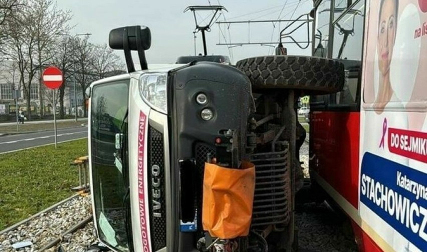 Wywrotka po zderzeniu z tramwajem w Dąbrowie Górniczej. To mogło zakończyć się tragedią! Zobacz ZDJĘCIA