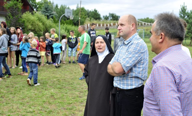 Organizatorem wypoczynku jest Caritas Diecezji Toruńskiej. 

Na koloniach wypoczywa pół setki dzieci w wieku od 7 do 14 lat.