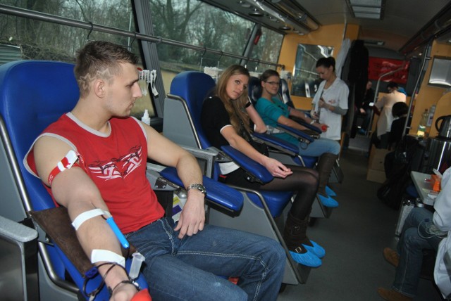 Uczniowie z Kotowa podczas poboru krwi
