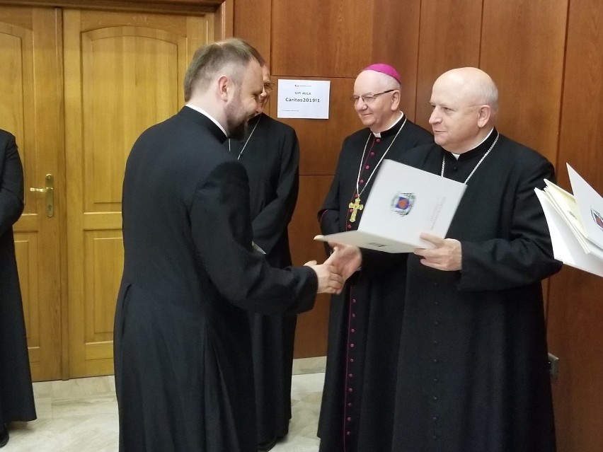 Abp Stanisław Budzik wraz z biskupami pomocniczymi wręczyli...