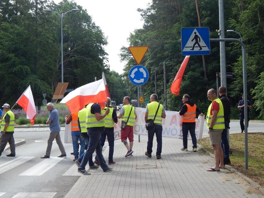 Rybacy walczą o miejsca pracy. Zablokowali drogę w Ustce i Łebie (ZDJĘCIA) 