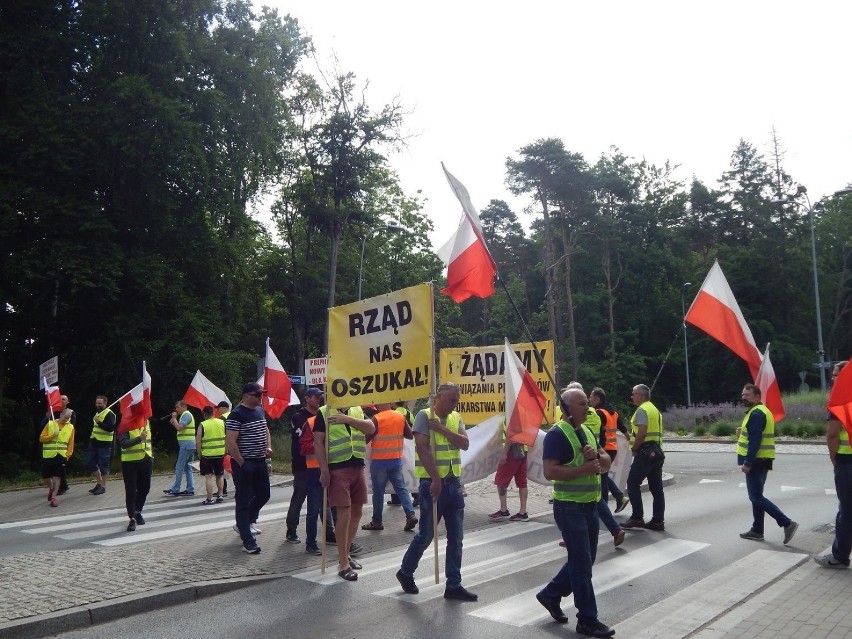 Rybacy walczą o miejsca pracy. Zablokowali drogę w Ustce i Łebie (ZDJĘCIA) 