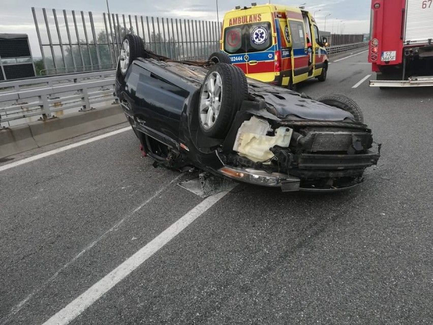 Dramatyczny wypadek na autostradzie A4 w Zabrzu. Za węzłem Sośnica zderzyły się dwa samochody. Pięć osób jest rannych. Są spore utrudnienia