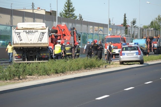 Do tragicznego wypadku doszło dzisiaj rano na ul. Bukowskiej w Poznaniu. Tuż po godz. 8 na wysokości lotniska osobowy peugeot zderzył się czołowo z ciężarówką. Na miejscu zginął kierowca samochodu osobowego