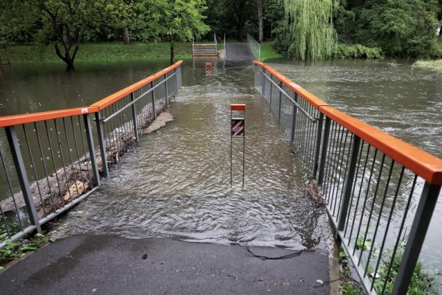 Lokalne podtopienia mogą występować głównie  w miastach. Na zdjęciu zalany Park Wodziczki w Poznaniu, 6 sierpnia 2023.