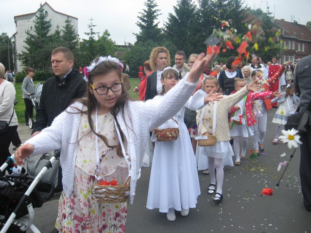 Boże Ciało w Nowej Soli. Dziewczynki sypały kwiatki.