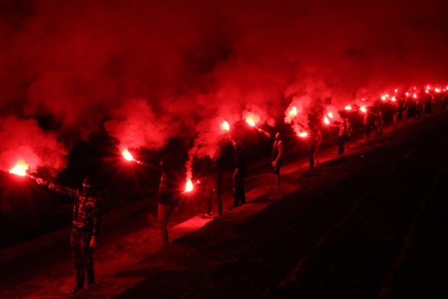 Kibice Włocłavii włączyli się w jubileusz swojego klubu. Wieczorem za bulwarach nad Wisłą zapalili jednocześnie 70 rac.



