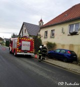 Wypadł z drogi i zatrzymał się na ogrodzeniu budynku. Nie miał prawa jazdy... (ZDJĘCIA)  