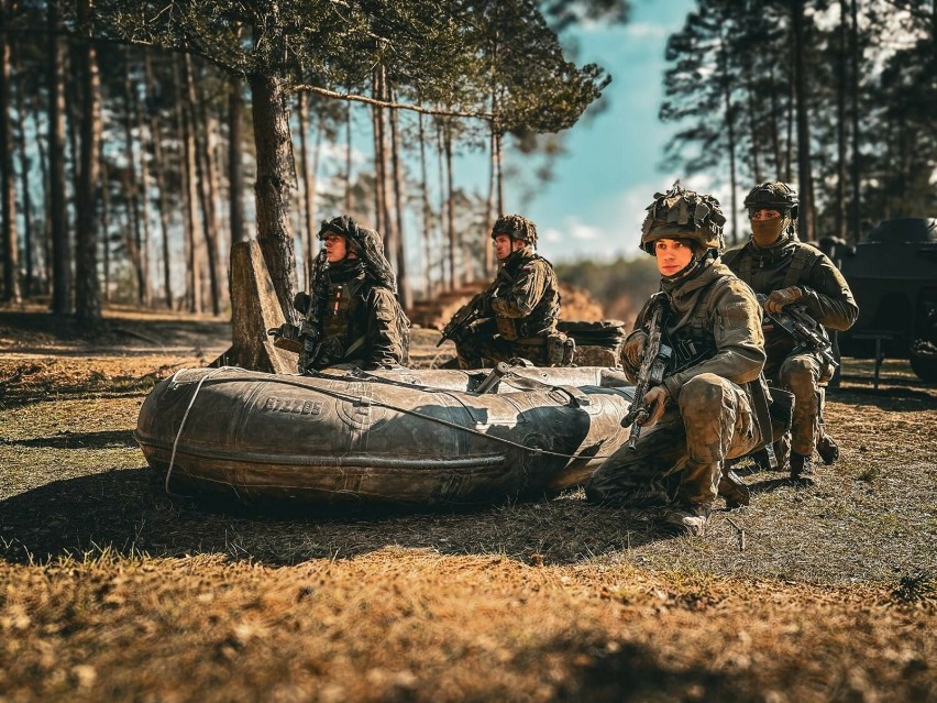 Żołnierze 7 BOW na ćwiczeniach na poligonie w Wędrzynie.