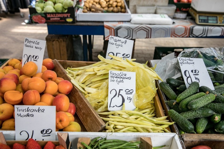 Koronawirus i susza sprawiły, że ceny pierwszych warzyw i owoców poszybowały w górę