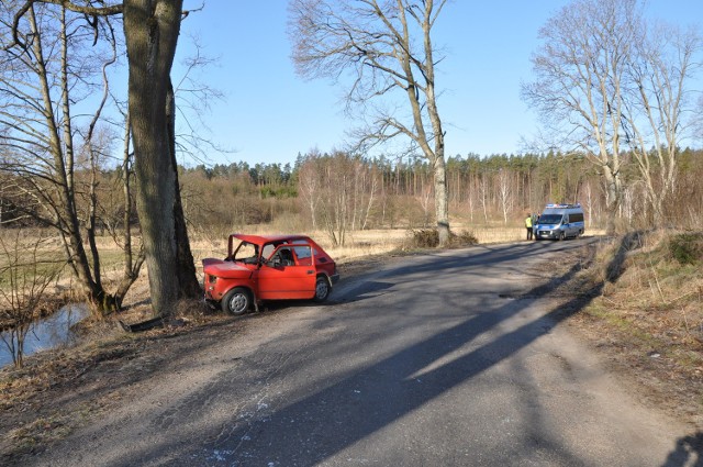 Do zdarzenia doszło wczoraj około godz. 04.00 na drodze koło miejscowości Żelazno gm. Nidzica. 

Kierujący fiatem 126 p bez uprawnień, 26 &#8211; letni Adrian B. wracając z dyskoteki razem z kolegą, mając prawie dwa promile w organizmie z nieustalonych przyczyn zjechał na pobocze drogi i uderzył w drzewo. 

Mężczyźni sami wydostali się z wraku samochodu i rozeszli się do domów. Po dotarciu do domu 25-letni pasażer źle się poczuł i powiadomił pogotowie, które zabrało go do szpitala. Po zaopatrzeniu niegroźnych ran został zabrany przez policjantów i osadzony w policyjnym areszcie. 

Sprawca miał mniej szczęścia, bo doznał złamania ręki. Jeszcze tego samego dnia usłyszał zarzut prowadzenia pojazdu mechanicznego będąc pod wpływem alkoholu. Za kierowanie pojazdem mechanicznym grozi mu kara do 2 lat pozbawienia wolności.