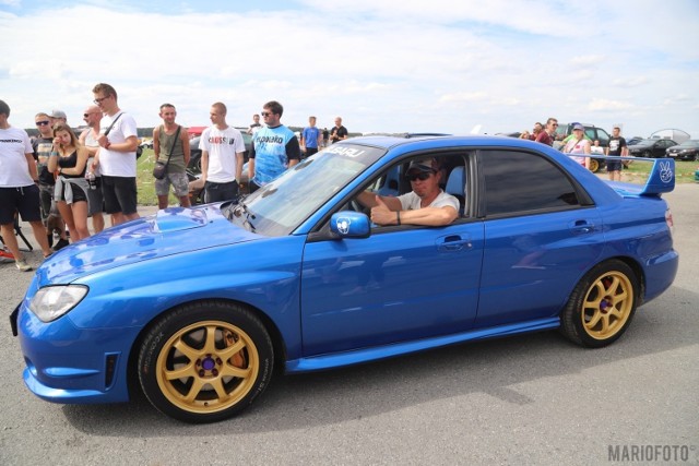 Na terenie aerodromu w Polskiej Nowej Wsi odbywa się zlot Osaka III. Zjechali się na niego miłośnicy japońskiej motoryzacji. Impreza rozpoczęła się w piątek i potrwa do niedzieli. Na miejsce zjechali właściciele blisko 200 aut takich marek, jak honda, mazda czy subaru. Zlot rozpoczął się w piątek i potrwa do niedzieli. Na miejscu przygotowano liczne atrakcje. Warto się wybrać!