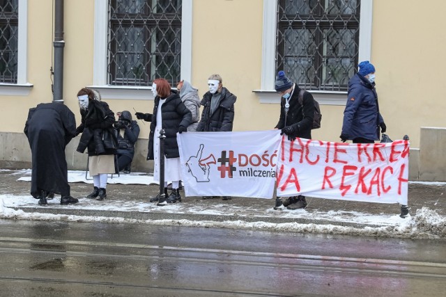 W niedzielę, 7 lutego przed krakowską kurią przy ul. Franciszkańskiej odbył się protest przeciwników zaostrzenia prawa aborcyjnego w Polsce. Manifestacja odbywała się pod hasłem "Macie krew na rękach".