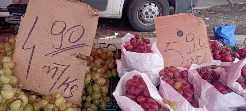 Winogrona w cenie 4.90 złotych i 5.90 złotych za kilogram