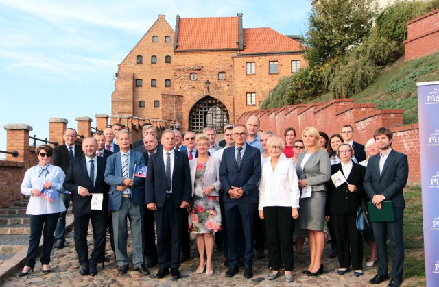 Andrzej Guzowski  (z mikrofonem), kandydat na prezydenta Grudziądza z poparciem PiS o zespole ludzi na radnych: - To są ludzie, którzy idą do samorządu  z wolą zrobienia czegoś dla innych.