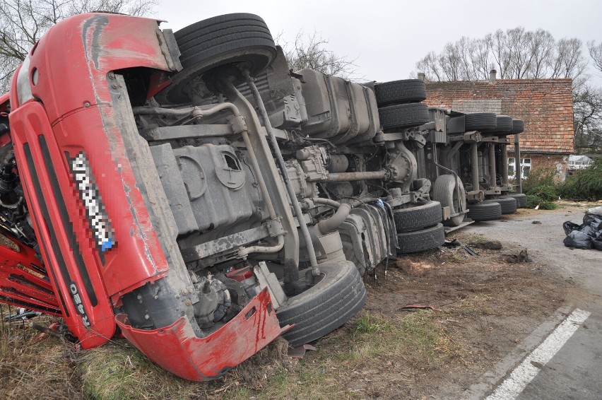 Niebezpieczny zakręt w Jeleniu koło Szczecinka. Radny apeluje do drogowców [zdjęcia]