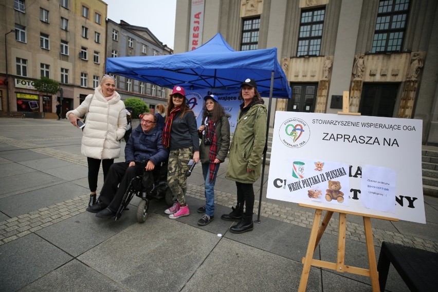 Manifestacja niepełnosprawnych na rynku w Katowicach