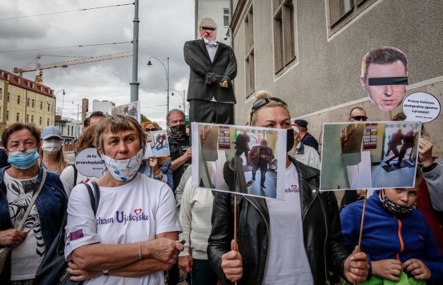 Mieszkańcy Ujeściska protestujący przed gdańskim Sądem Okręgowym