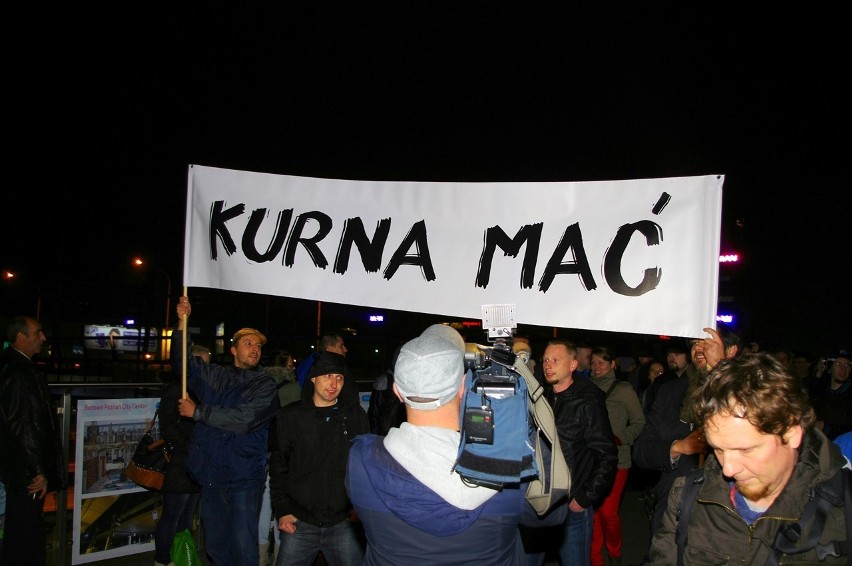 Flash mob "kur*a mać" przeciwko nowej galerii w Poznaniu