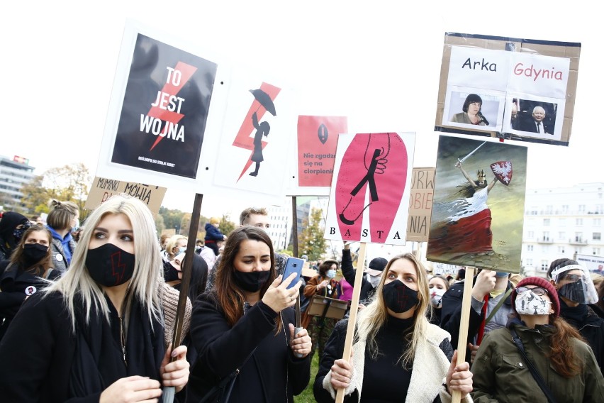 Strajk Kobiet, Warszawa. Trwa protest przed siedzibą Ordo Iuris. Kobiety nie odpuszczają. "To jest wojna"