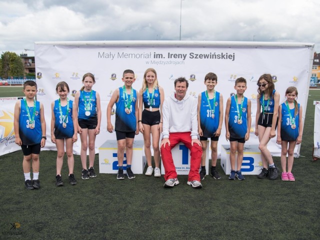 Od lewej: Wojtek Dąbrowski, Lena Wierzbicka, Zuzia Halec, Dominik Piotrowicz, Magda Saracen Wiśniewska, Piotr Walkowiak, Darek Puciłowski, Filip Lewandowski, Lena Palica i Julia Cieślak