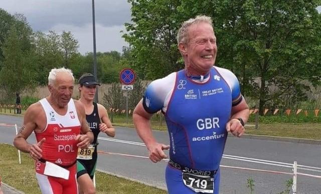 Andrzej Szczepanik na trasie biegu Mistrzostw Europy w triathlonie, które odbyły się w Olsztynie w dniach 27-29 maja.