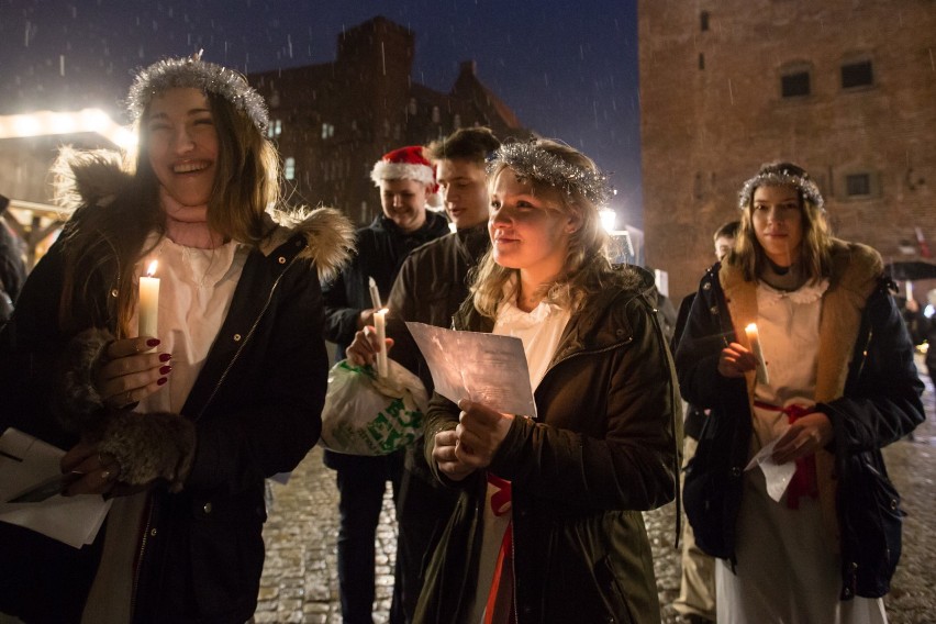 Orszak św. Łucji na Długim Targu w Gdańsku 03.12.2018. Mieszkańcy Gdańska spotkali się ze św. Łucją i jej orszakiem 