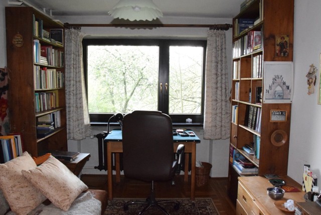 Pokój Jerzego Pilcha w rodzinnym domu pisarza w wiślańskiej dzielnicy Partecznik. O tej porze roku z okna rozciąga się widok na zieleniejące korony drzew