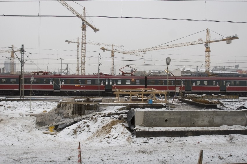 Przebudowa peronu drugiego na dworcu w Katowicach. Zdjęcia w zimowej scenerii