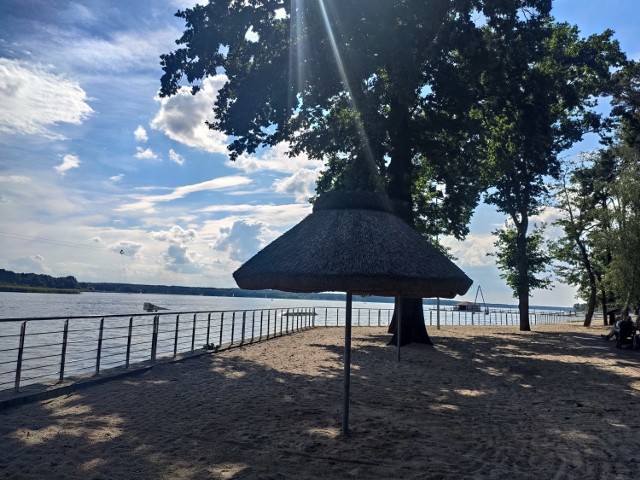 Lubuska miejscowość kusi pięknym jeziorem, długą plażą i pyszną rybą. Obejrzyjcie nasze zdjęcia i zobaczcie, jak mieszkańcy i turyści odpoczywają w Sławie.