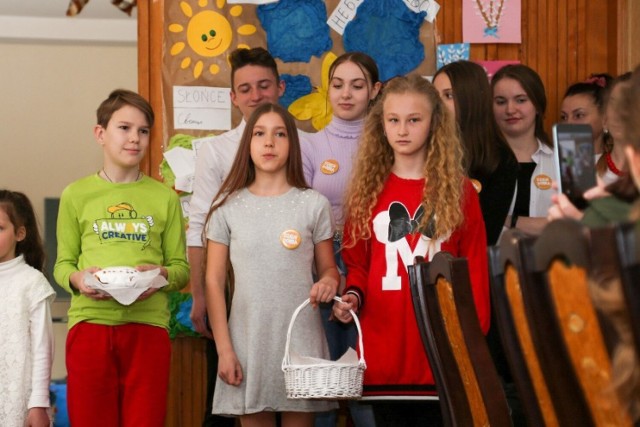 Tak jeszcze w kwietniu 2022 roku Ukraińcy spędzali święta w Kamiannej i oglądali nową szkołę.  Było ich 70. Teraz w innym ośrodki zostało 11 osób.