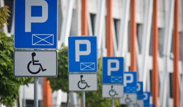 W Warszawie pojawią się niebieskie koperty. Miejsca dla niepełnosprawnych będą lepiej oznaczone